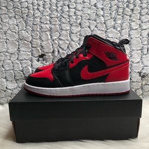 Jordan 1 mid “banned” Chicago